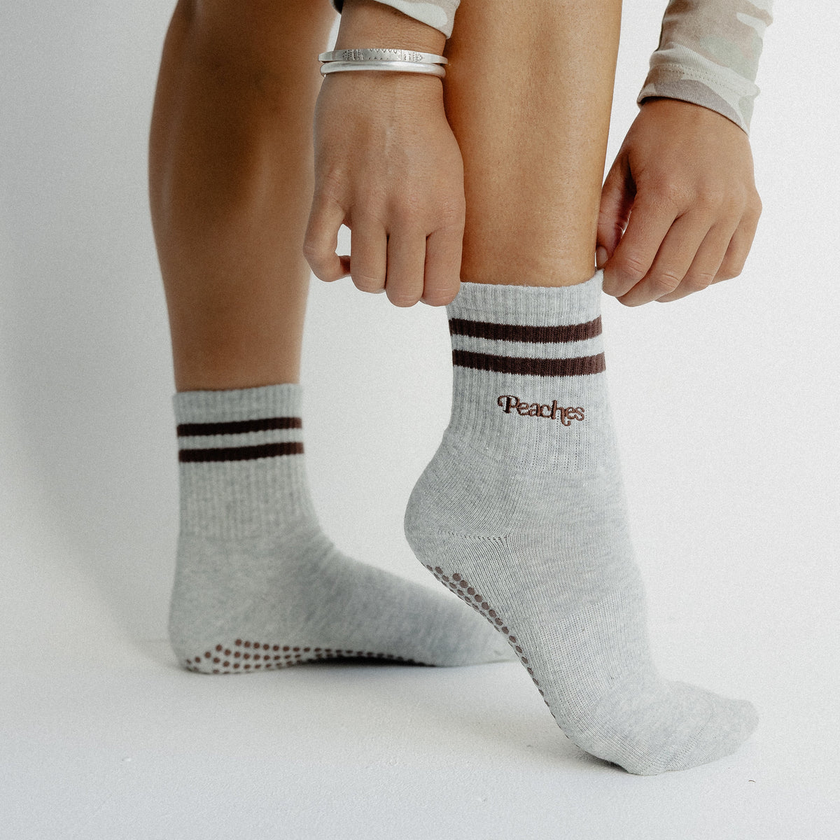 Peaches Grip Socks - Marle Grey & Chocolate